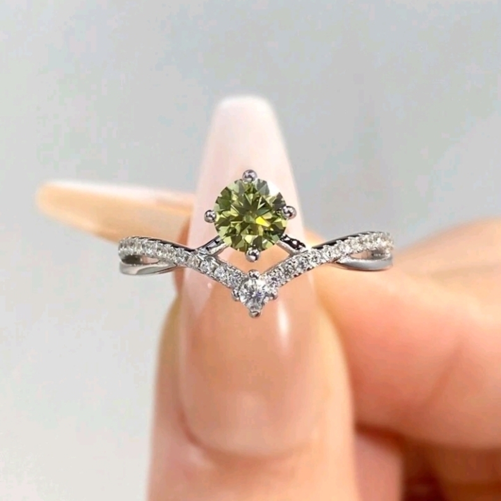 Elegant Silver and Green Gemstone Ring